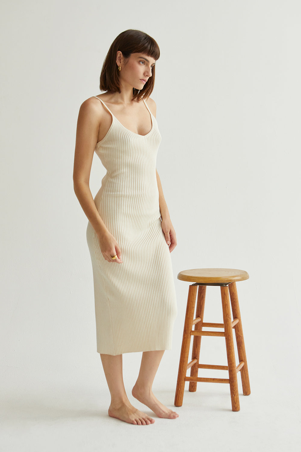 Robe mi-longue en maille côtelée à col en V et fines bretelles