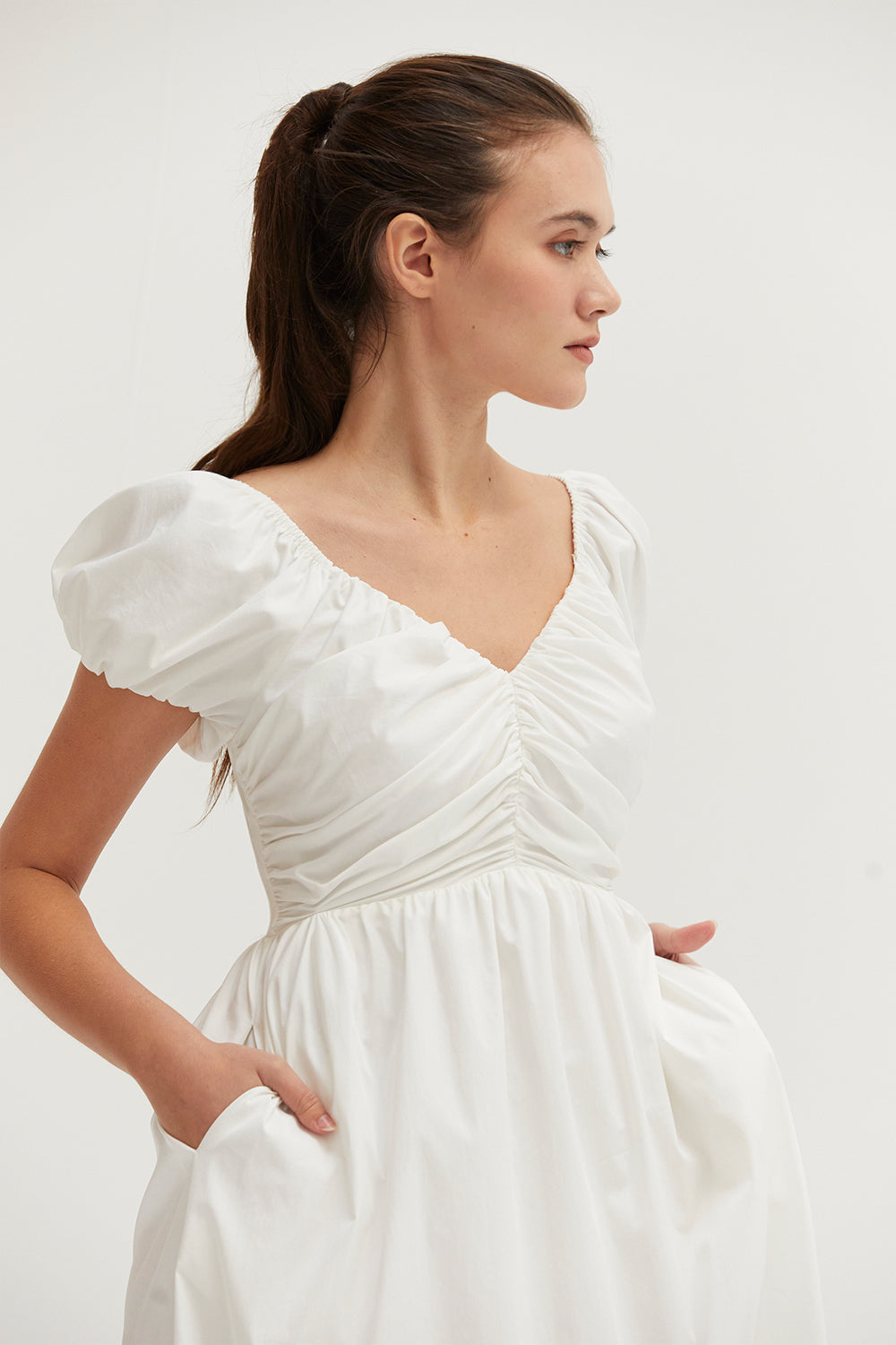 Robe midi évasée à col en cœur et manches bouffantes, avec poches latérales