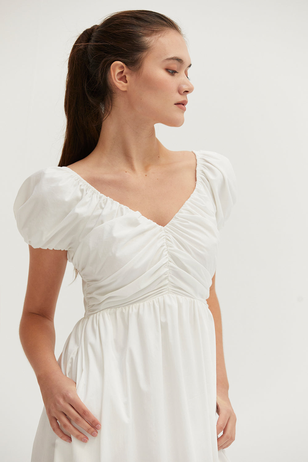 Robe midi évasée à col en cœur et manches bouffantes, avec poches latérales
