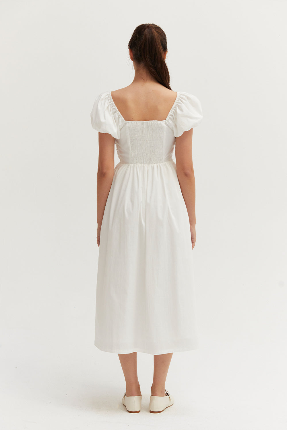 Robe midi évasée à col en cœur et manches bouffantes, avec poches latérales
