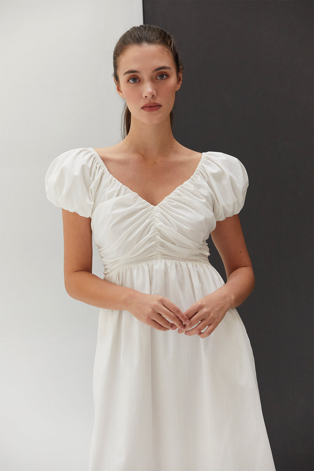 Robe midi évasée à col en cœur et manches bouffantes, avec poches latérales