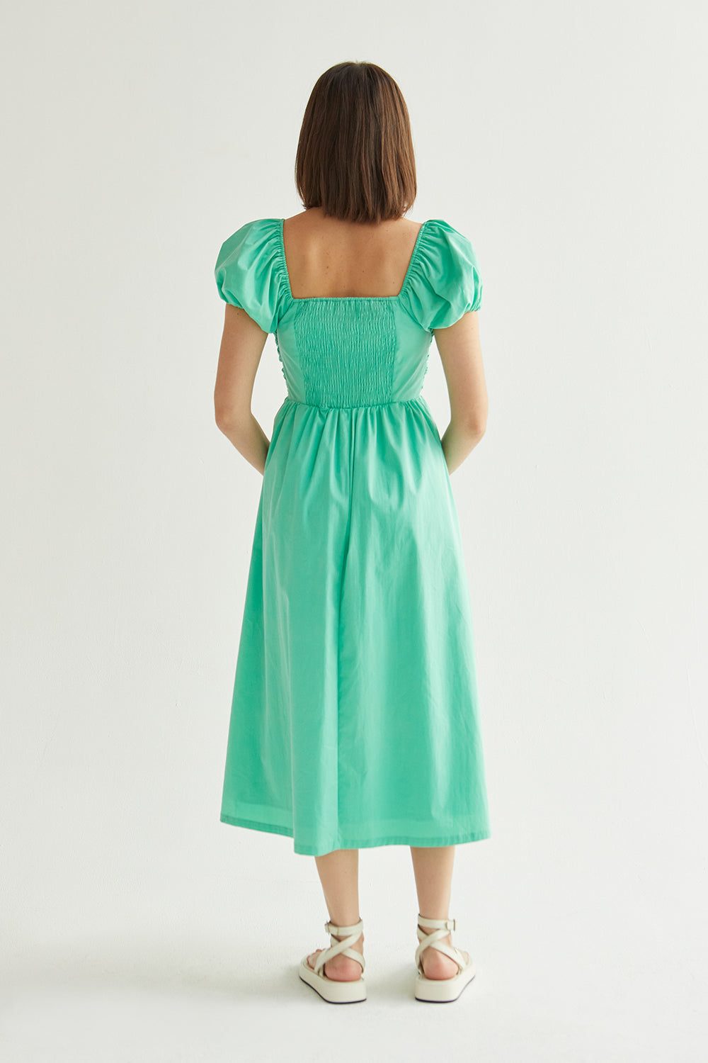 Robe midi évasée à col en cœur et manches bouffantes, avec poches latérales