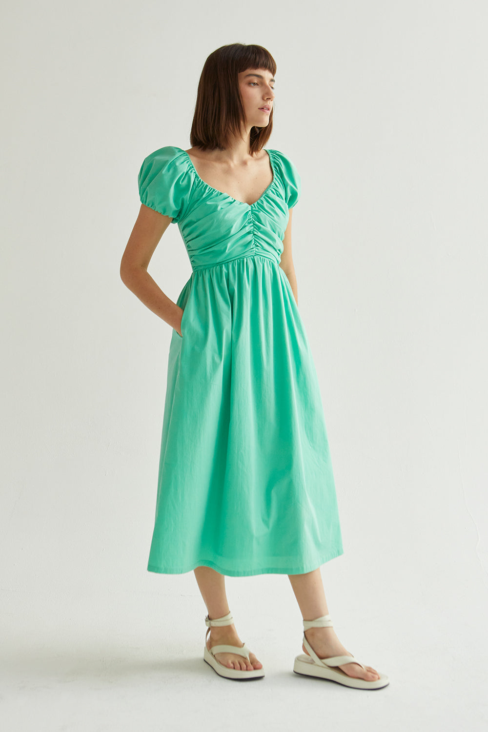 Robe midi évasée à col en cœur et manches bouffantes, avec poches latérales