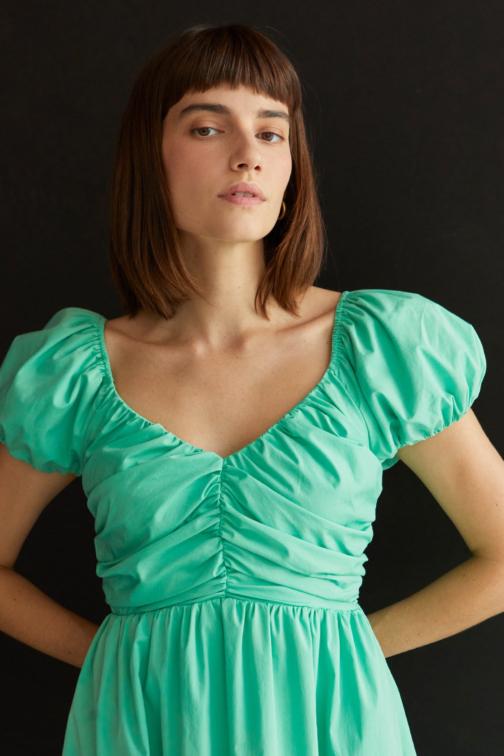 Robe midi évasée à col en cœur et manches bouffantes, avec poches latérales