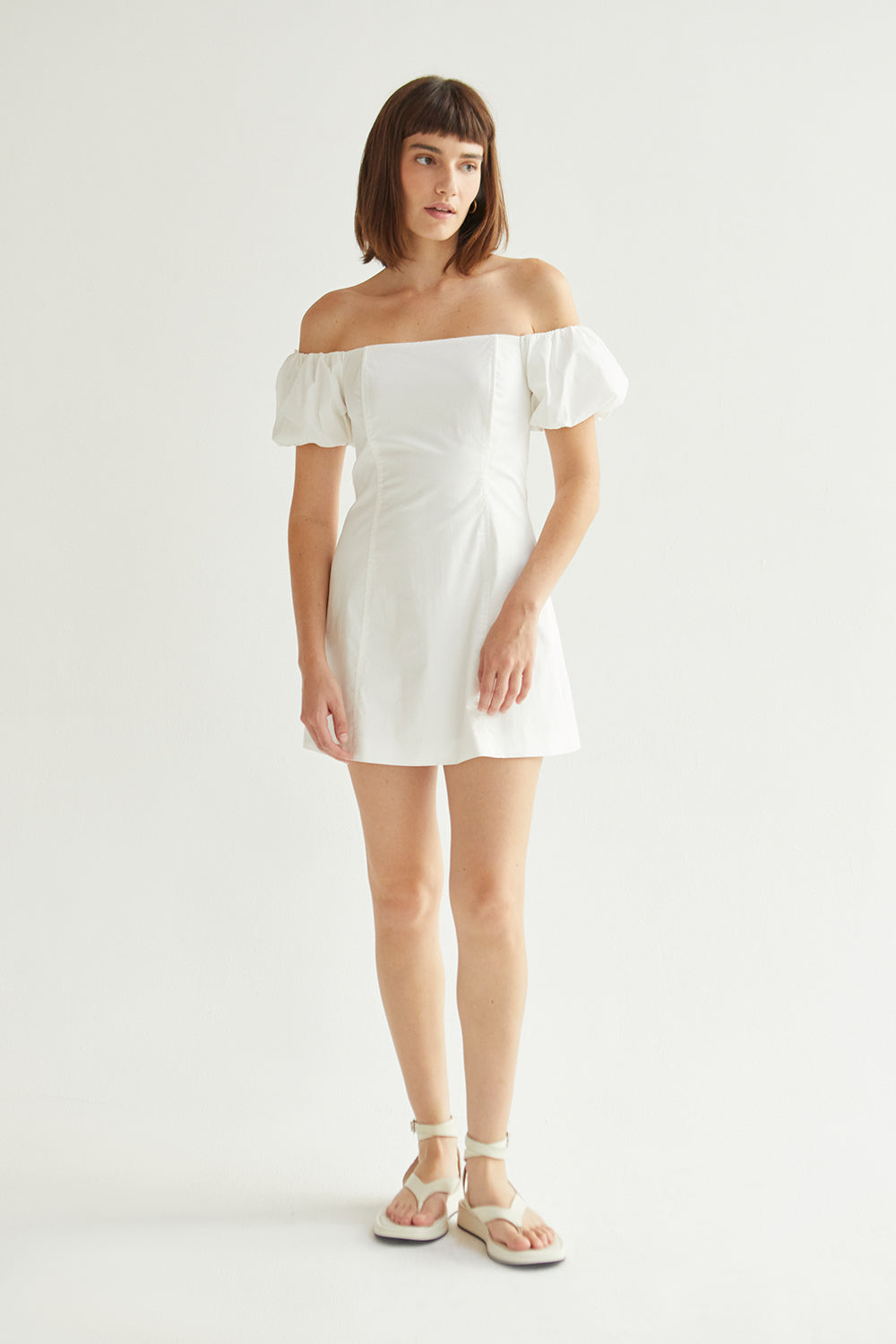 Mini-robe à épaules dénudées et manches bouffantes