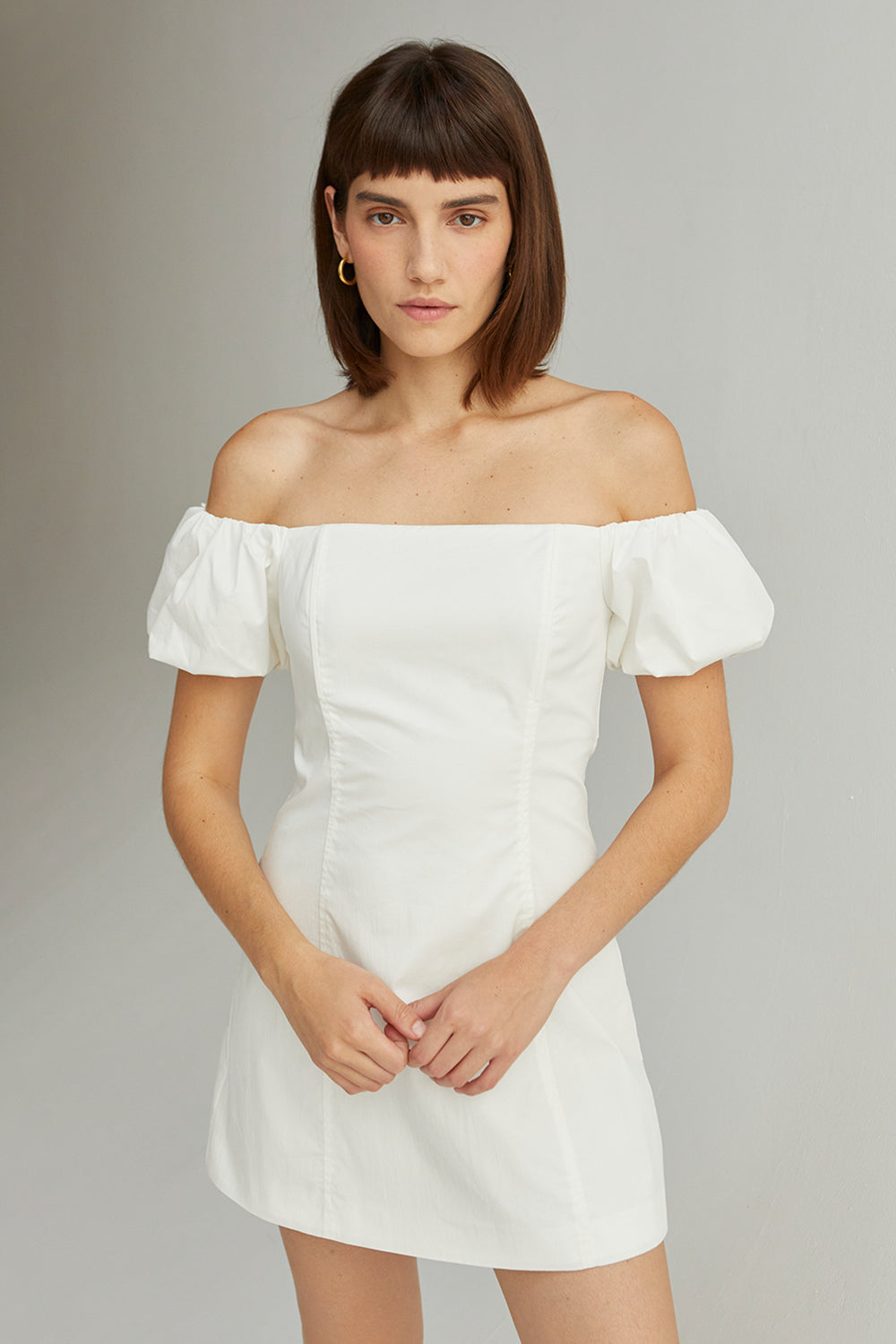 Mini-robe à épaules dénudées et manches bouffantes