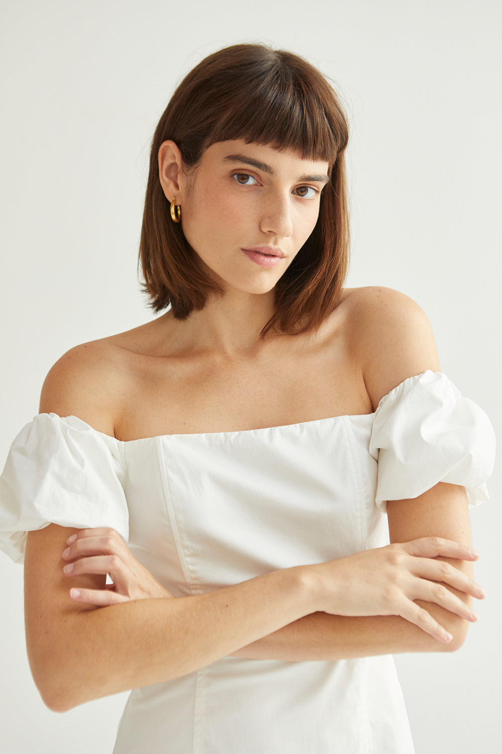 Mini-robe à épaules dénudées et manches bouffantes