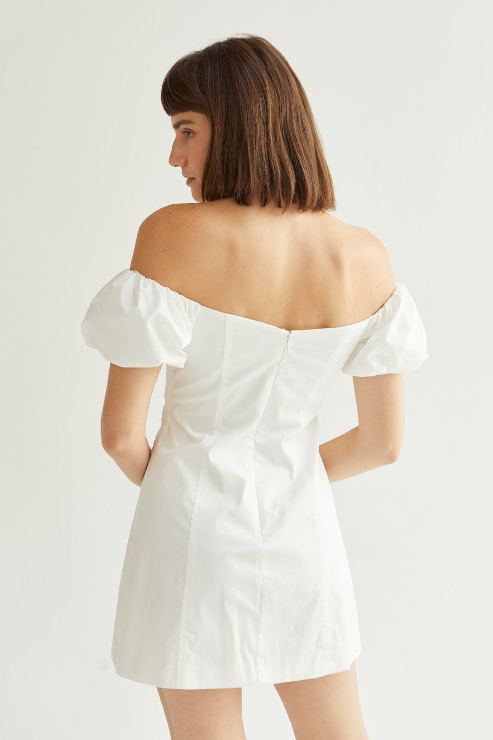 Mini-robe à épaules dénudées et manches bouffantes