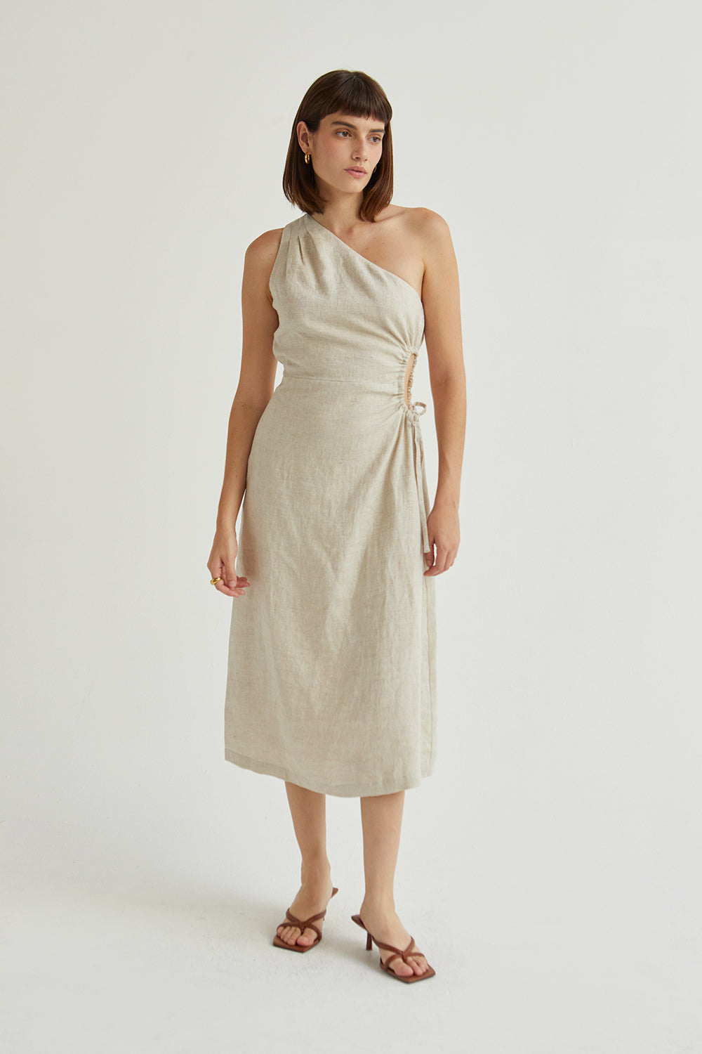 Robe midi asymétrique en lin avec découpe latérale