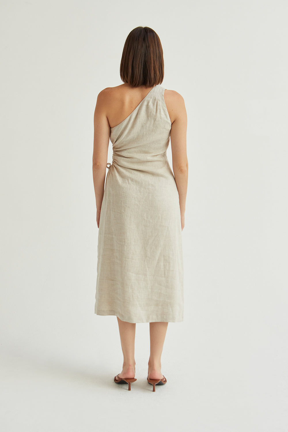Robe midi asymétrique en lin avec découpe latérale