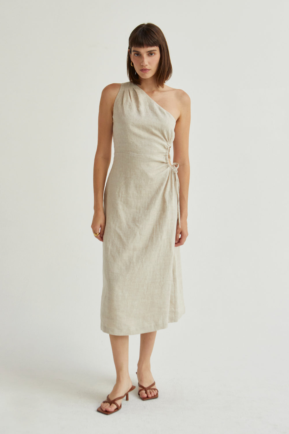 Robe midi asymétrique en lin avec découpe latérale