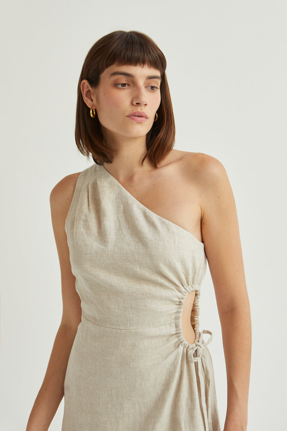 Robe midi asymétrique en lin avec découpe latérale