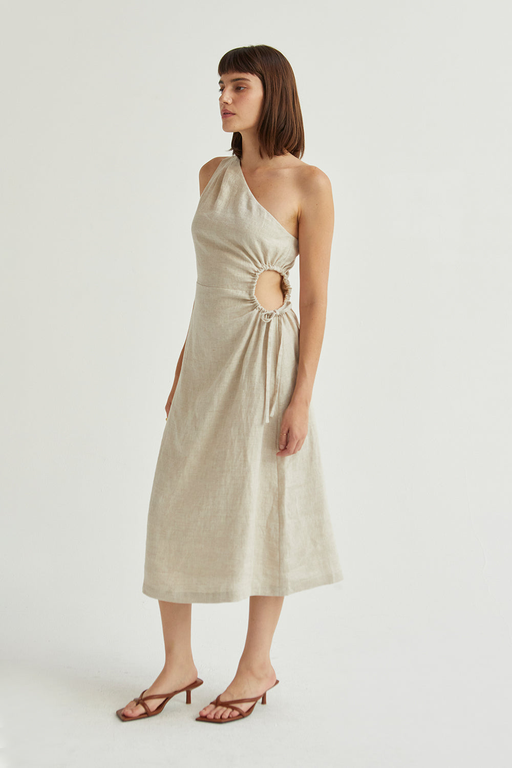 Robe midi asymétrique en lin avec découpe latérale