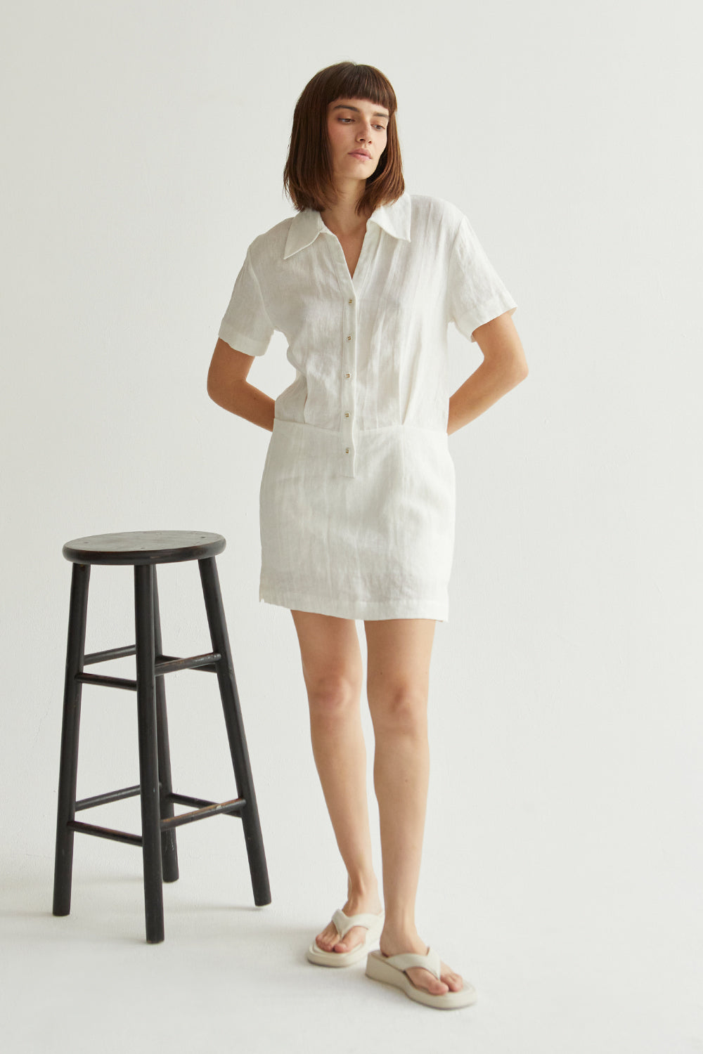 Robe chemise courte en lin à col et décolleté en V à manches courtes