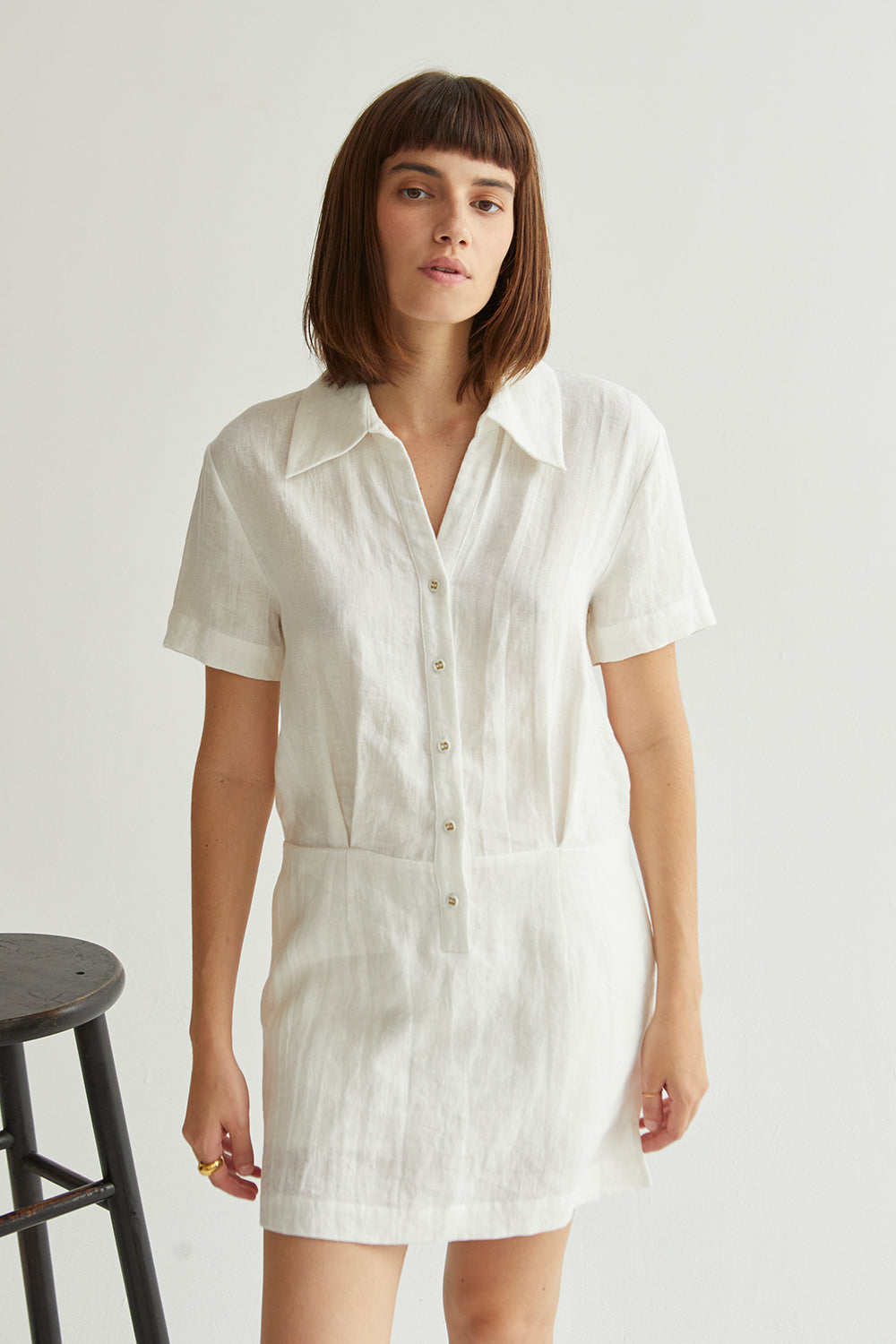 Robe chemise courte en lin à col et décolleté en V à manches courtes