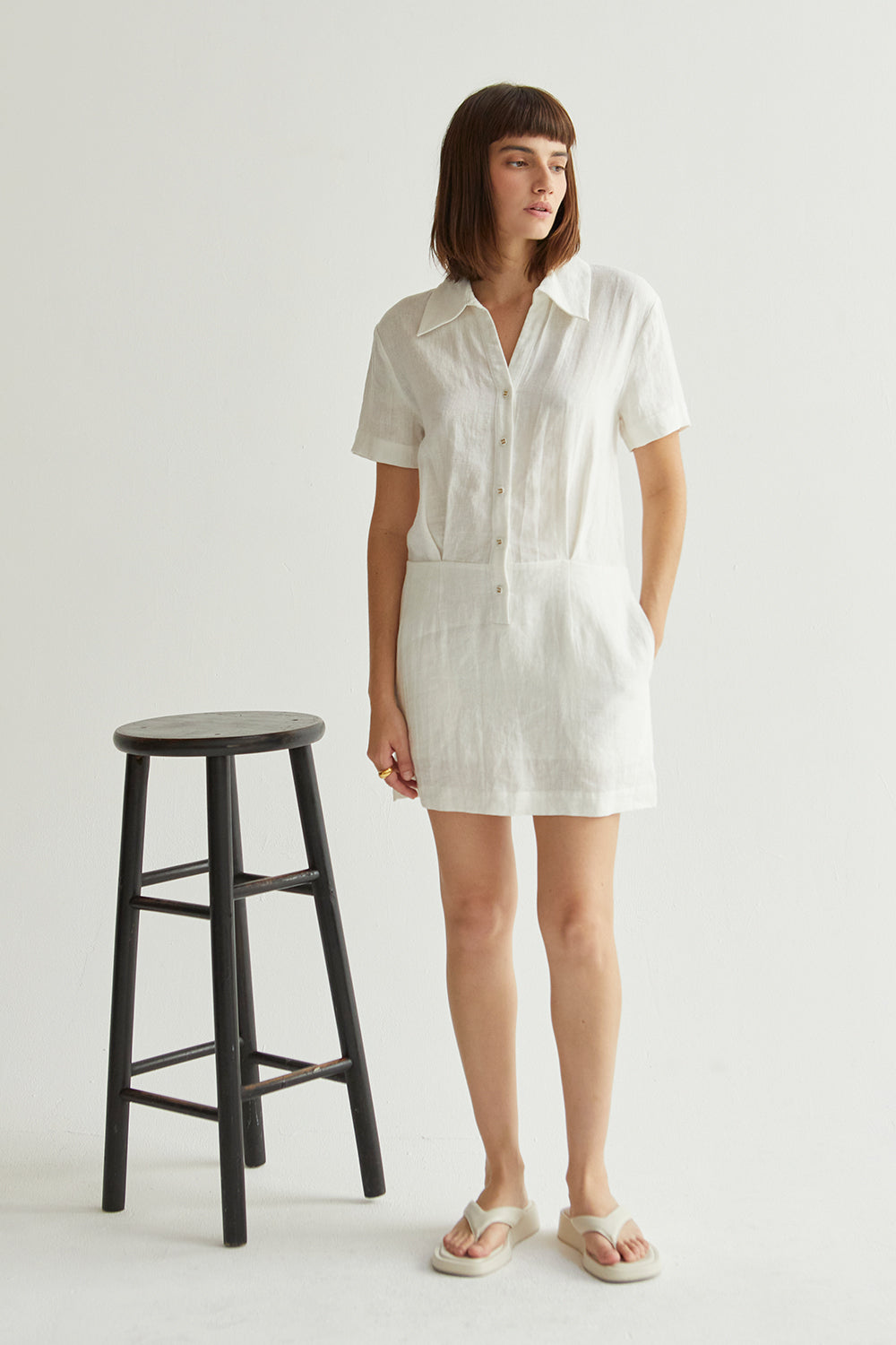 Robe chemise courte en lin à col et décolleté en V à manches courtes