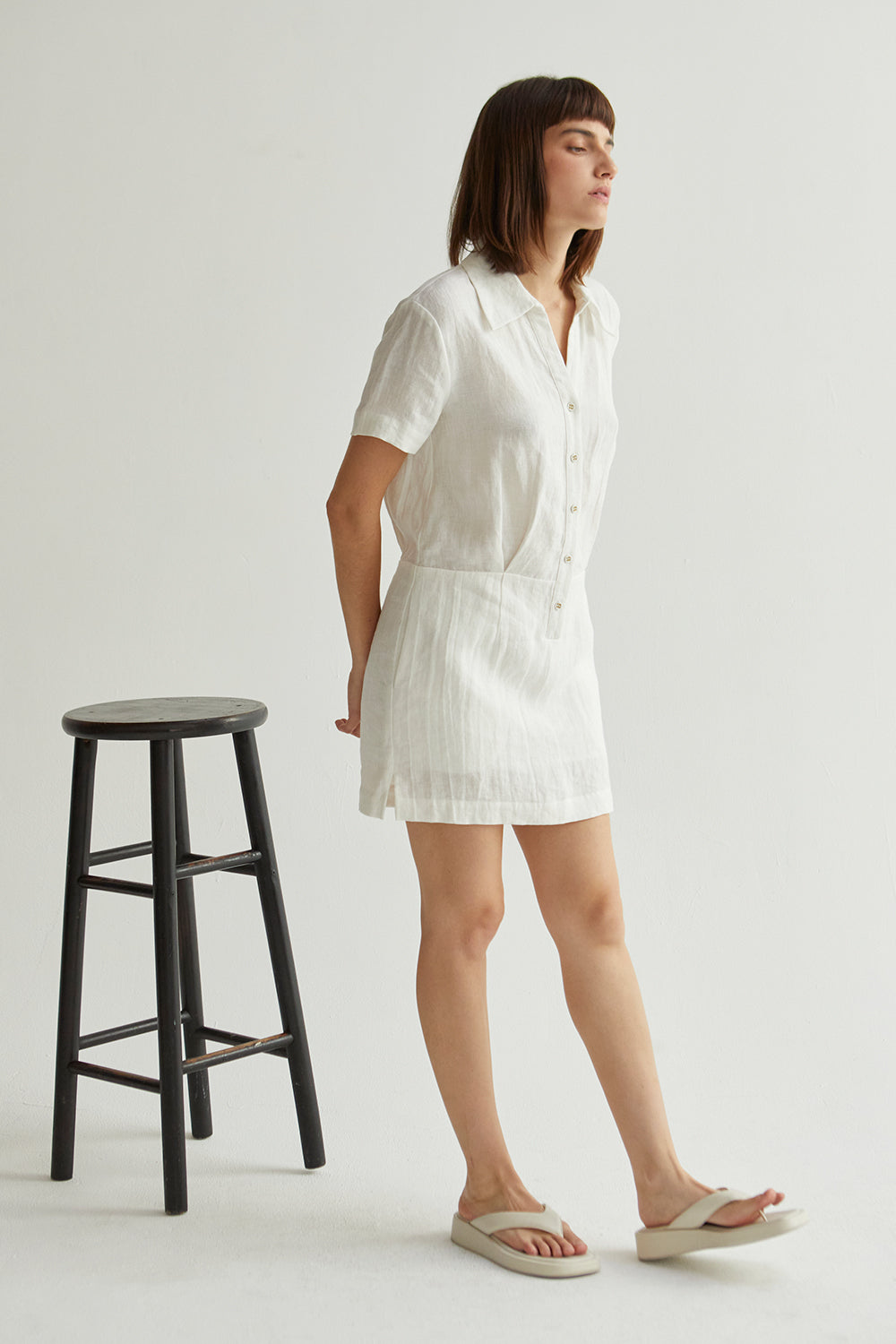 Robe chemise courte en lin à col et décolleté en V à manches courtes
