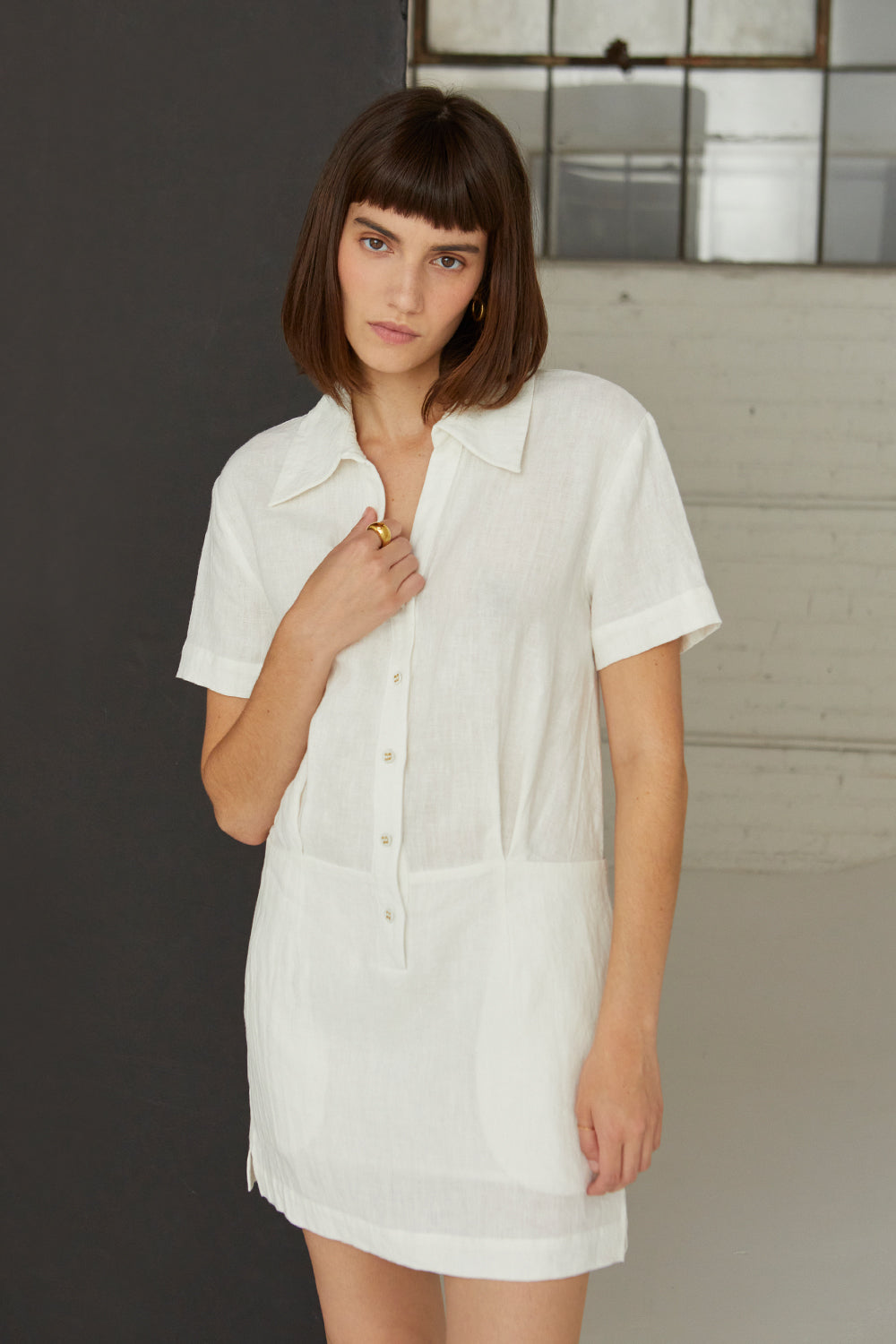Robe chemise courte en lin à col et décolleté en V à manches courtes