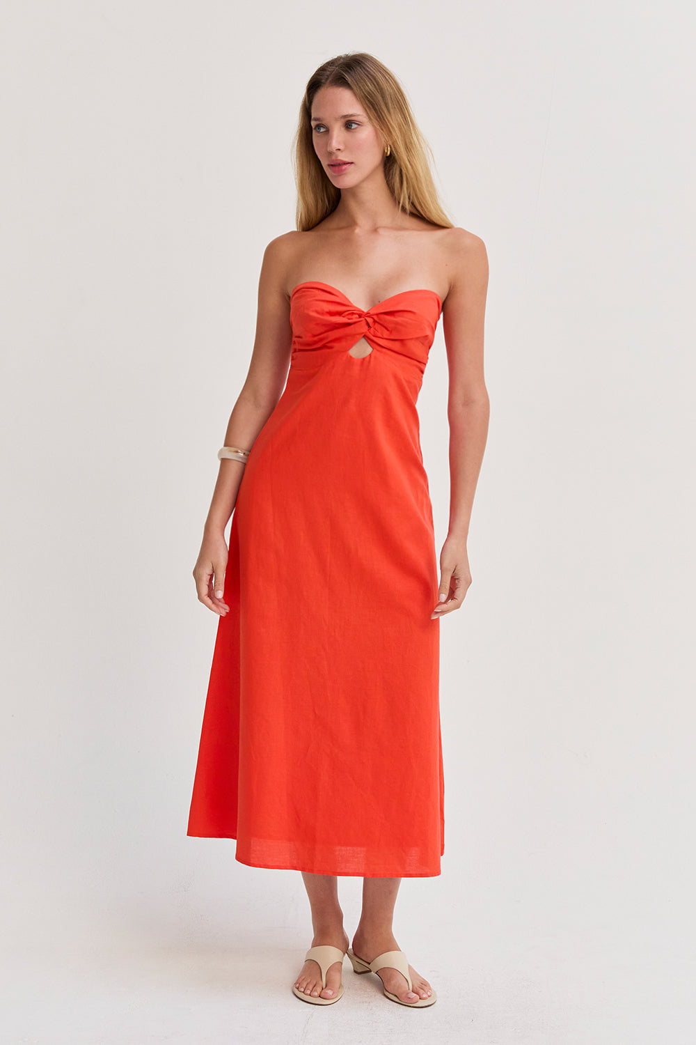 Robe midi en lin à torsade sur le devant avec découpes