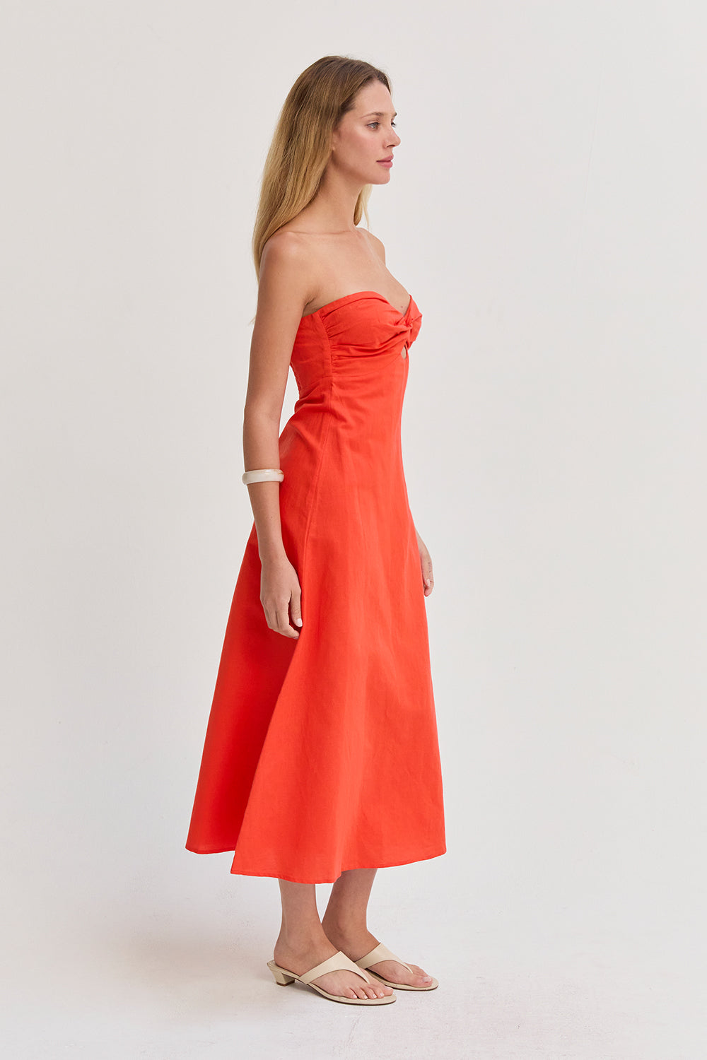 Robe midi en lin à torsade sur le devant avec découpes