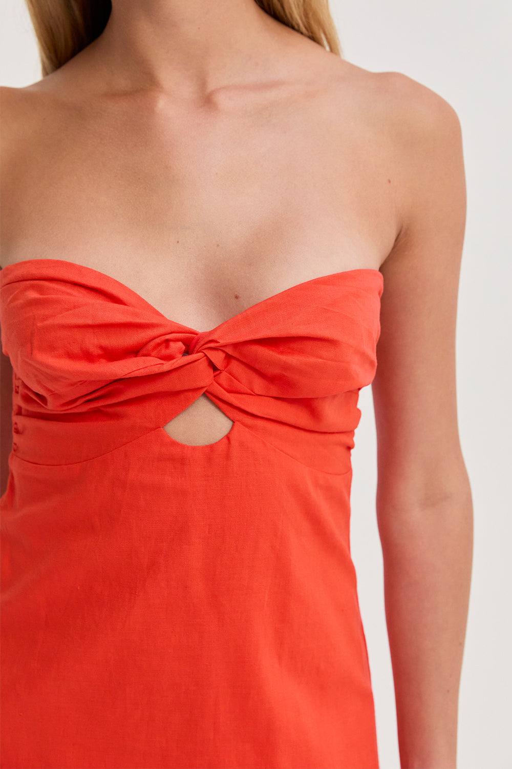 Robe midi en lin à torsade sur le devant avec découpes