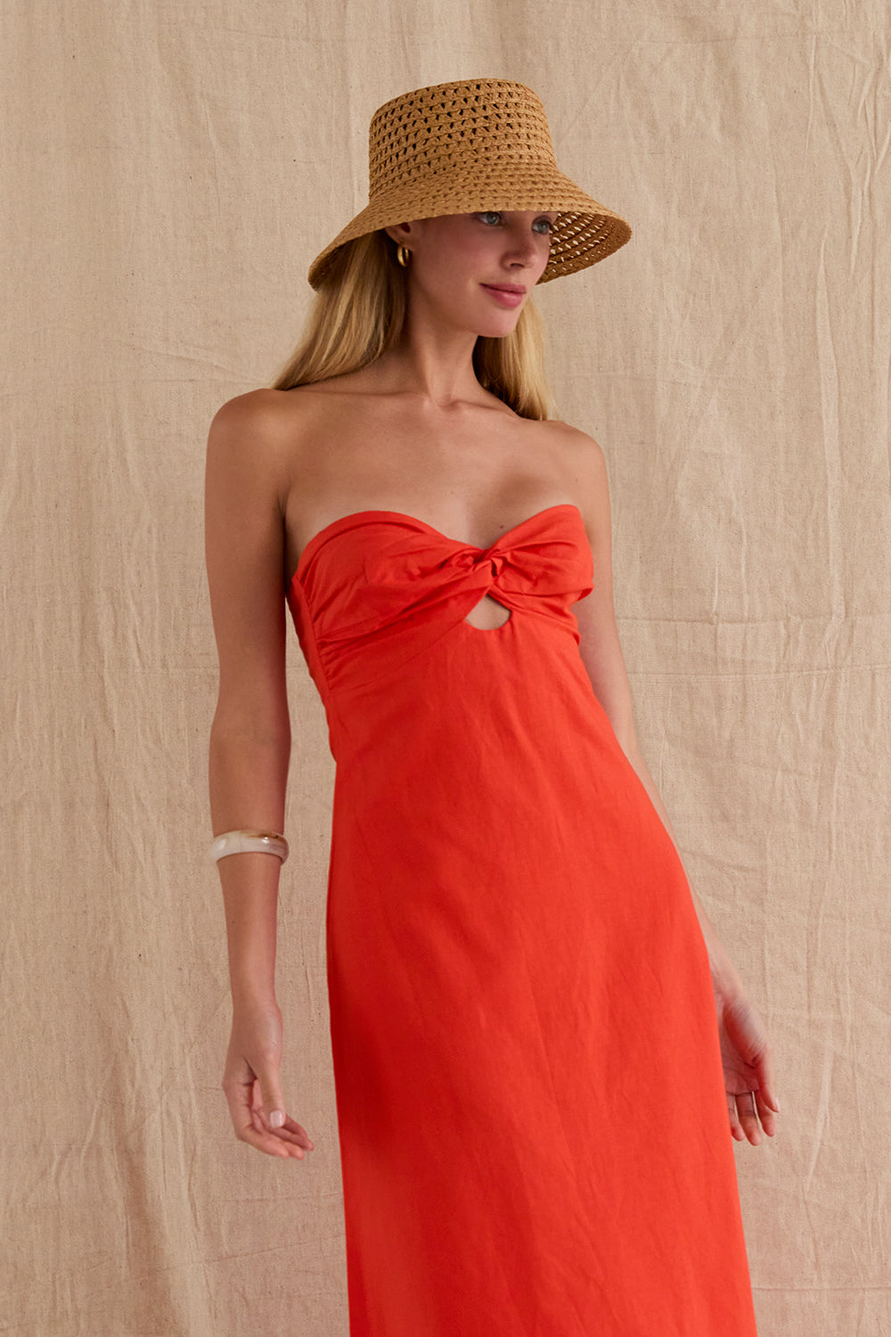 Robe midi en lin à torsade sur le devant avec découpes