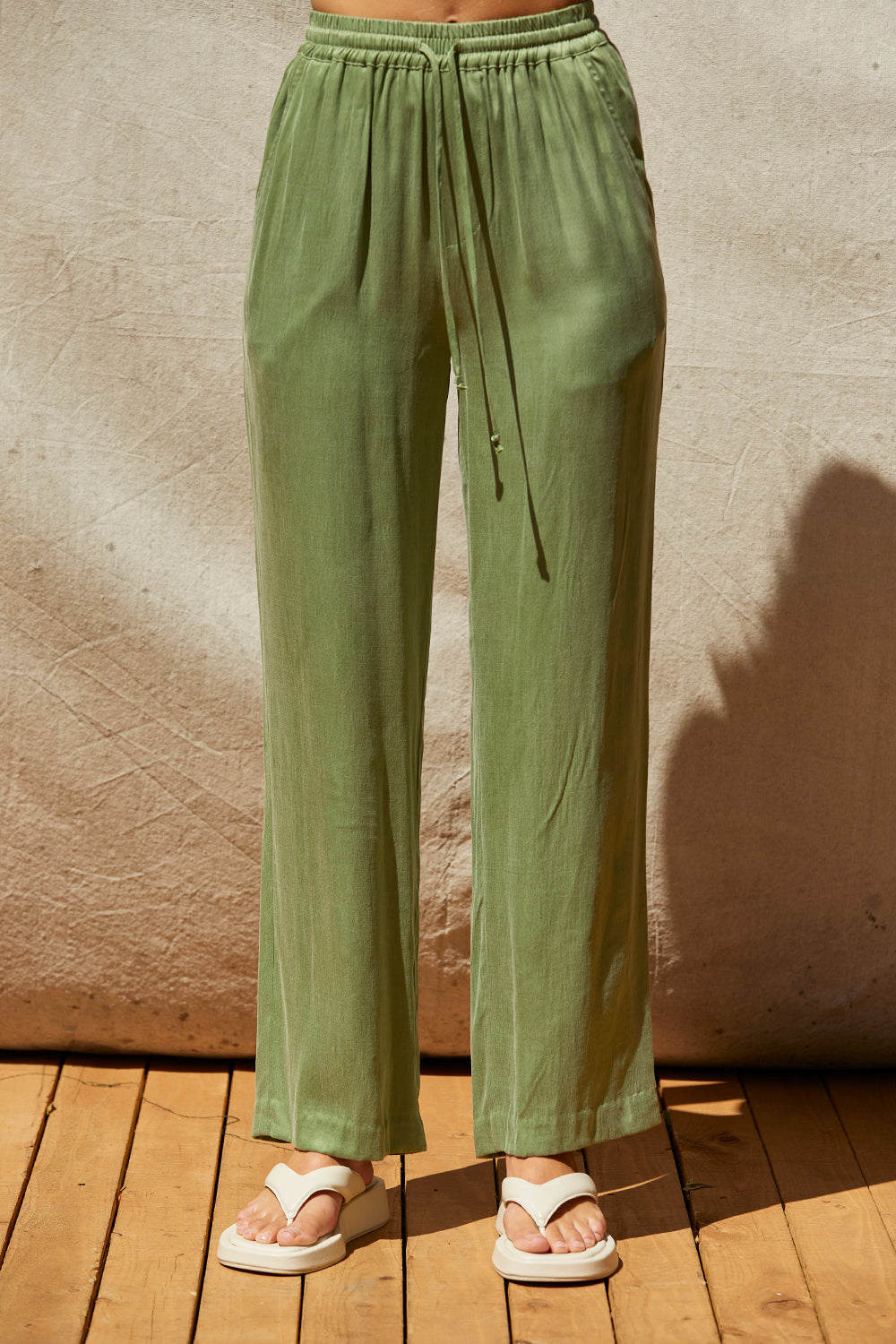 Pantalon droit en cupro à taille élastiquée avec cordons de serrage et poches latérales