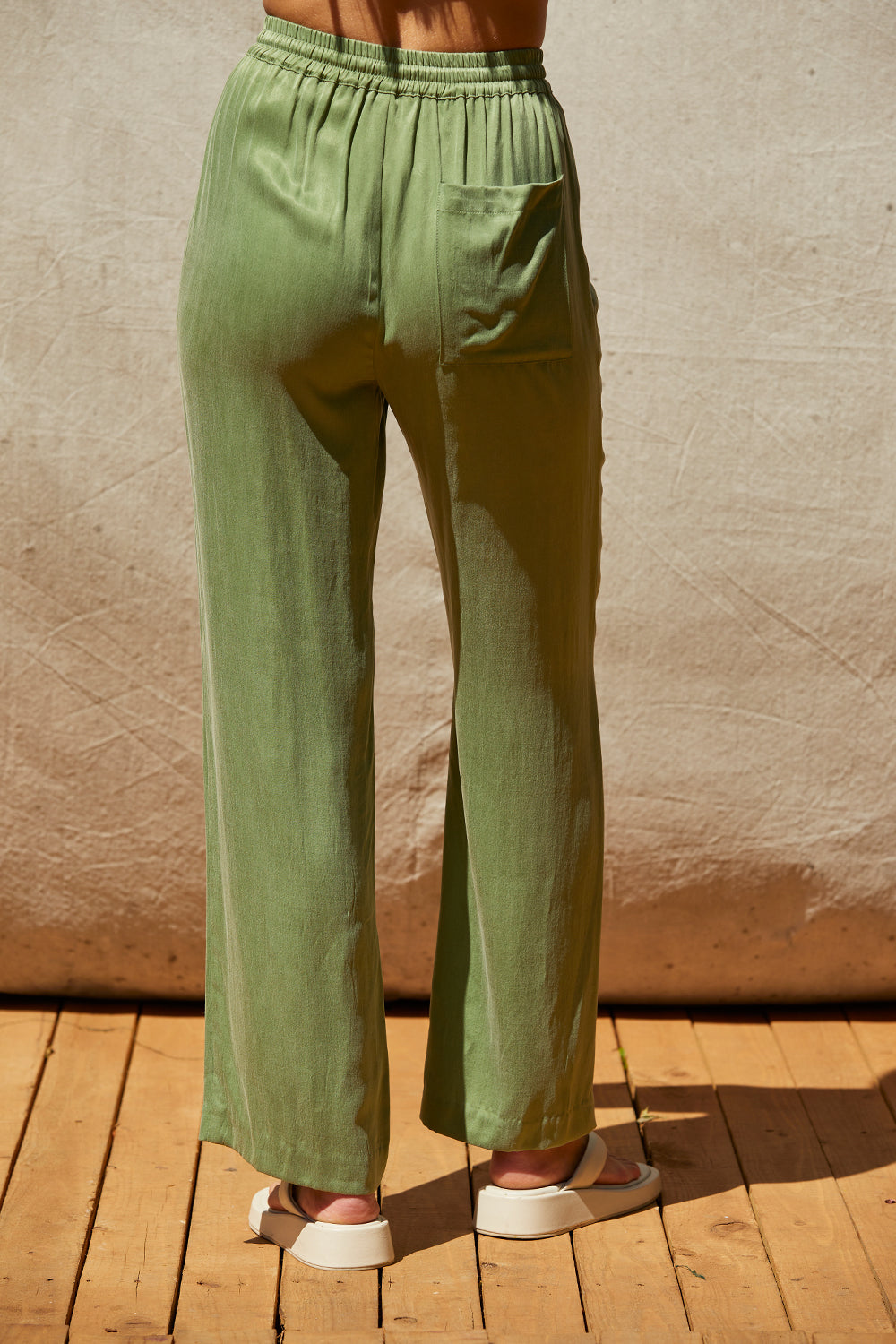 Pantalon droit en cupro à taille élastiquée avec cordons de serrage et poches latérales