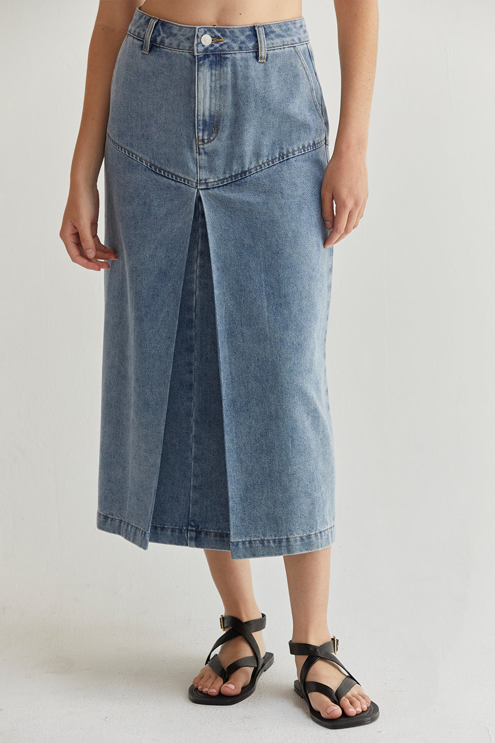 Jupe midi en jean avec pli creux sur le devant et poches latérales