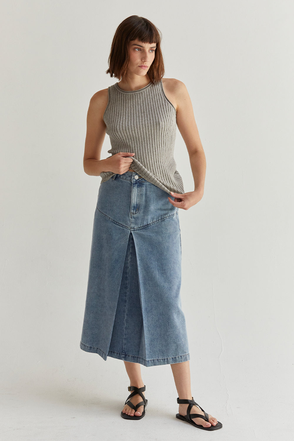 Jupe midi en jean avec pli creux sur le devant et poches latérales
