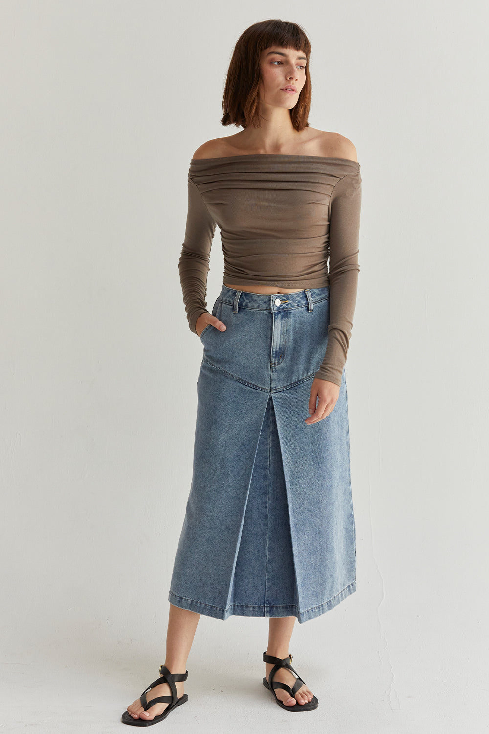 Jupe midi en jean avec pli creux sur le devant et poches latérales