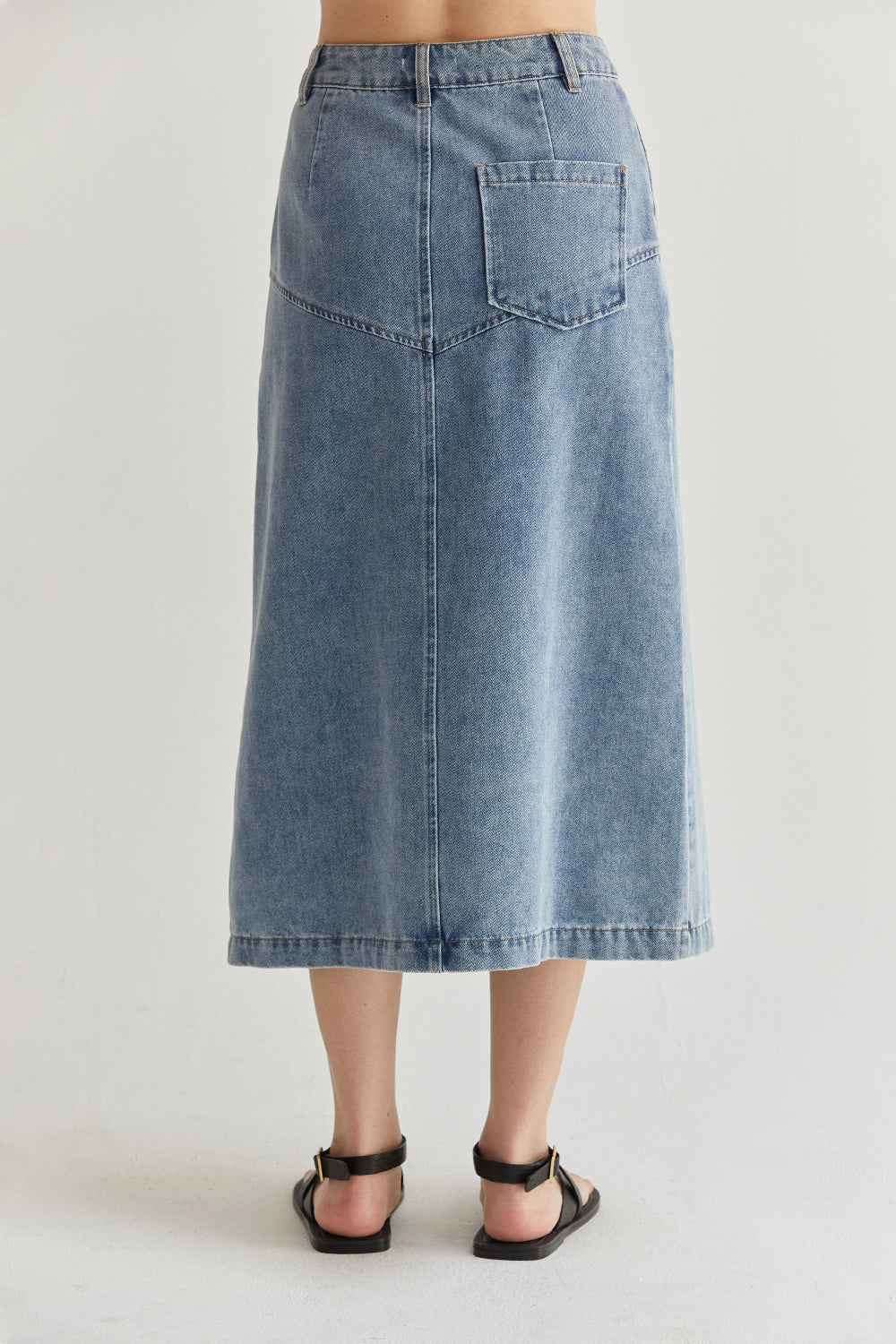 Jupe midi en jean avec pli creux sur le devant et poches latérales