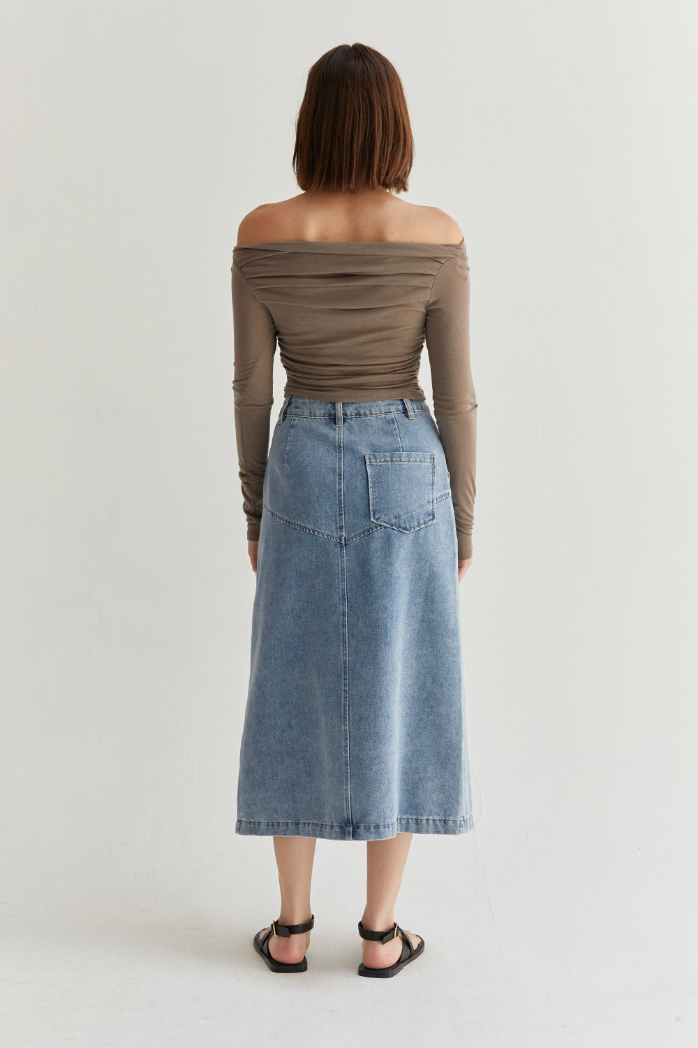 Jupe midi en jean avec pli creux sur le devant et poches latérales
