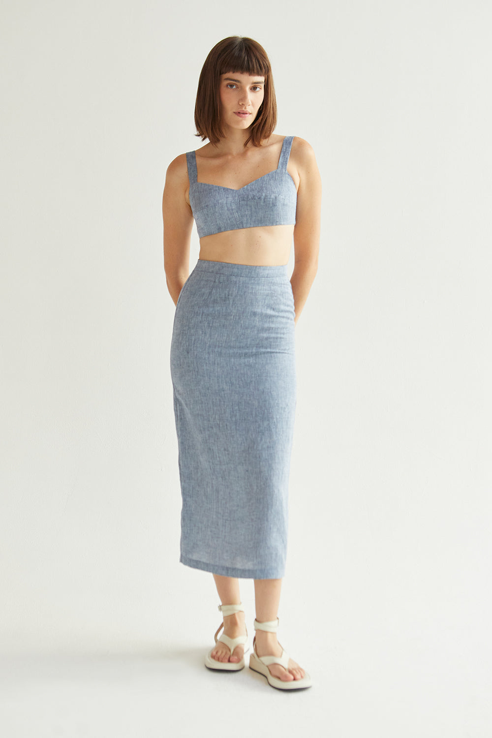 Jupe midi droite en lin taille haute bleue avec détail smocké