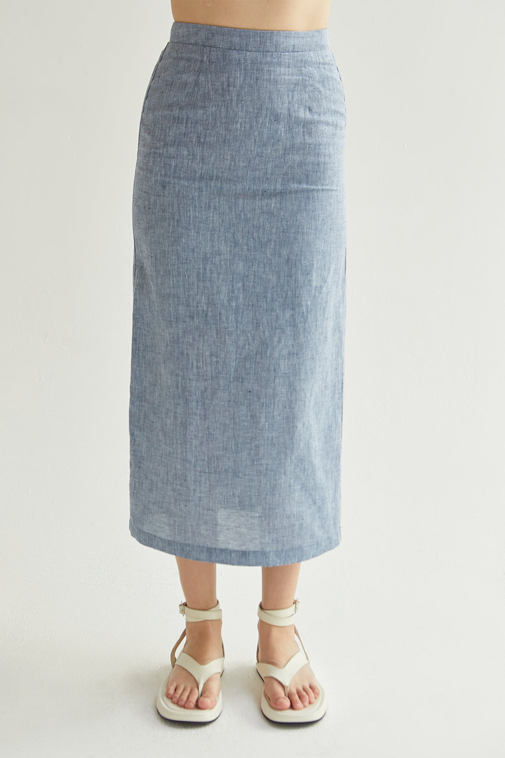 Jupe midi droite en lin taille haute bleue avec détail smocké