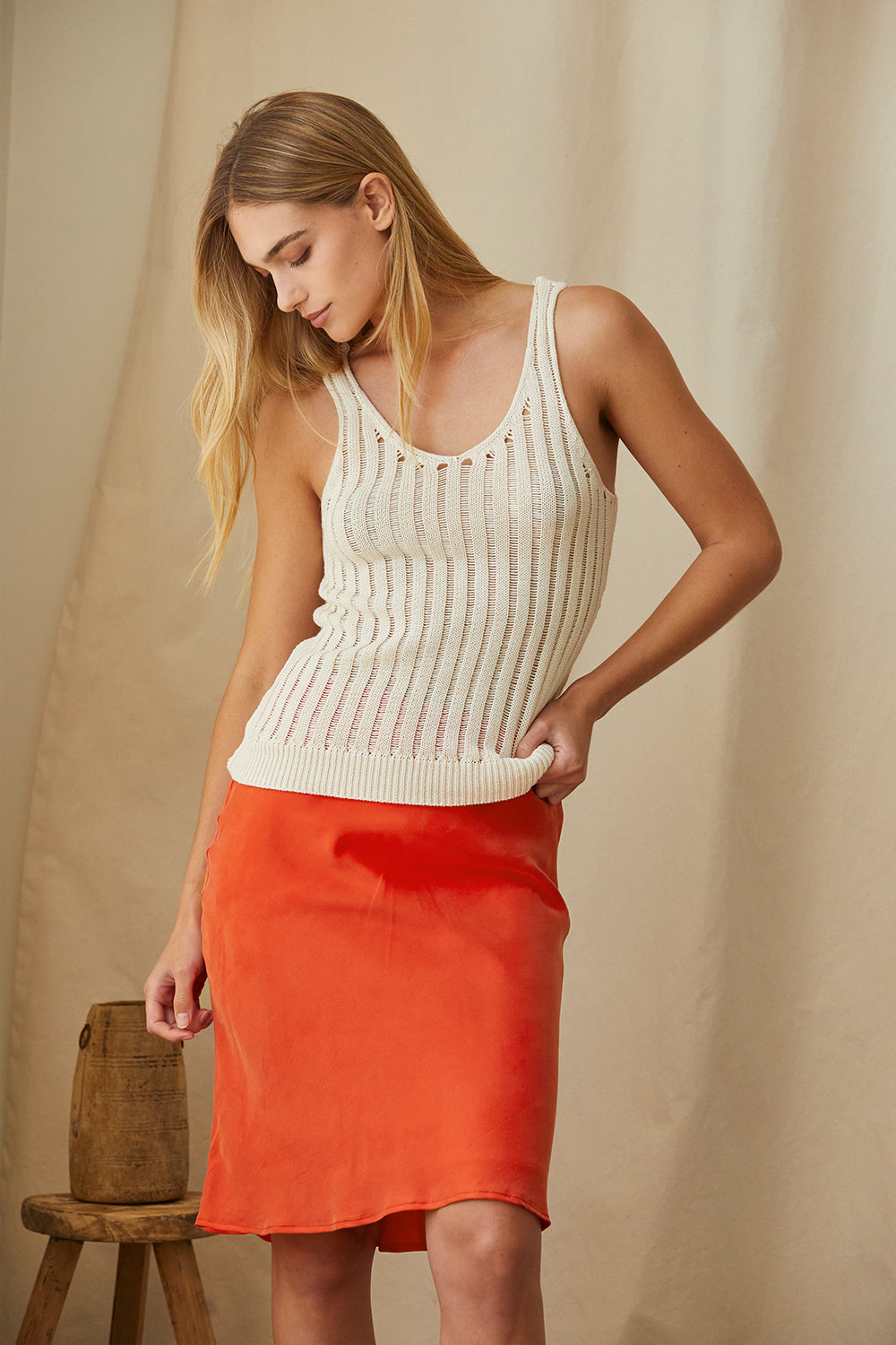 Jupe midi longueur thé en cupro rouge coquelicot, silhouette fluide, fermeture éclair latérale