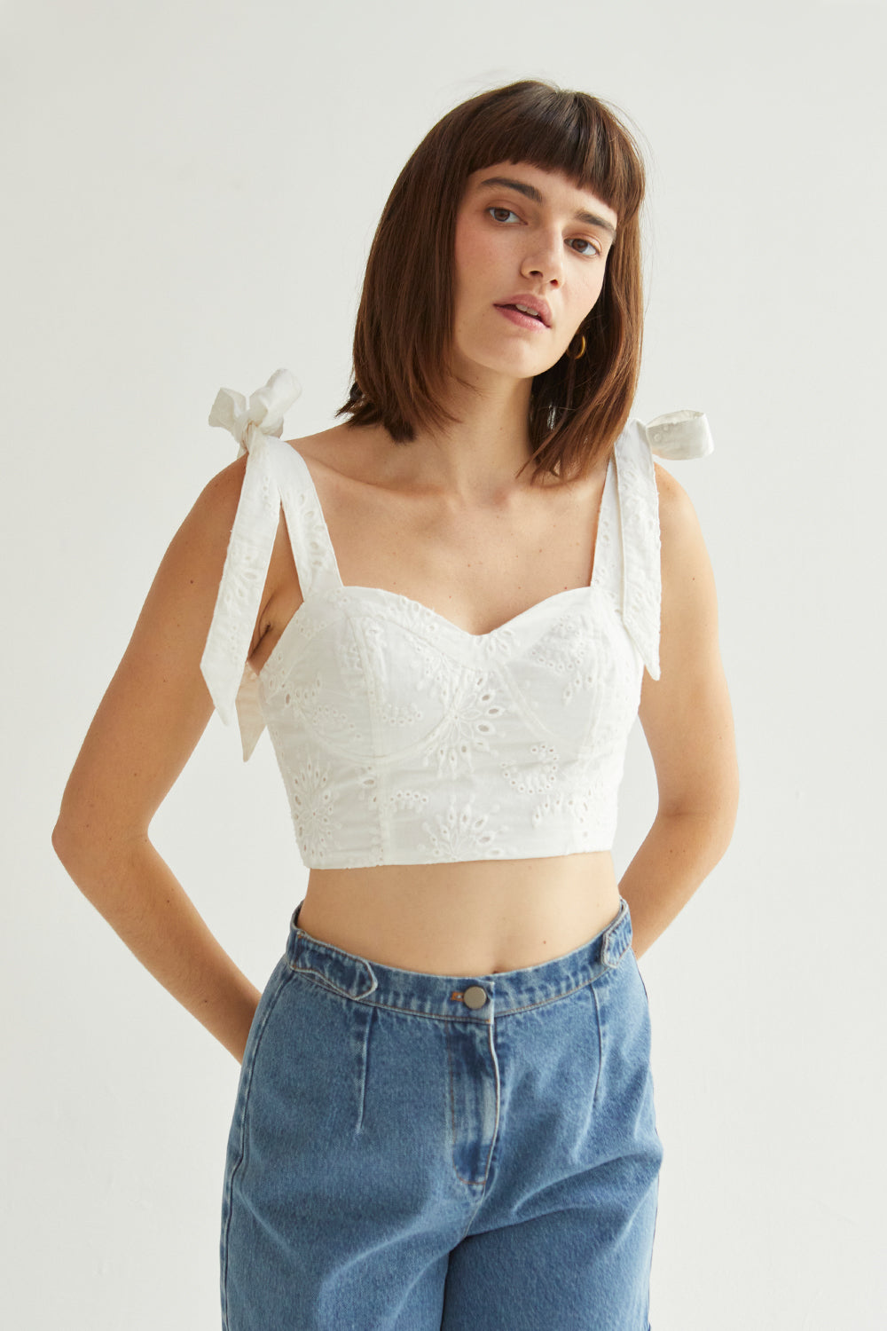 Haut court bustier à œillets pour femme avec liens à nouer aux épaules et smocks