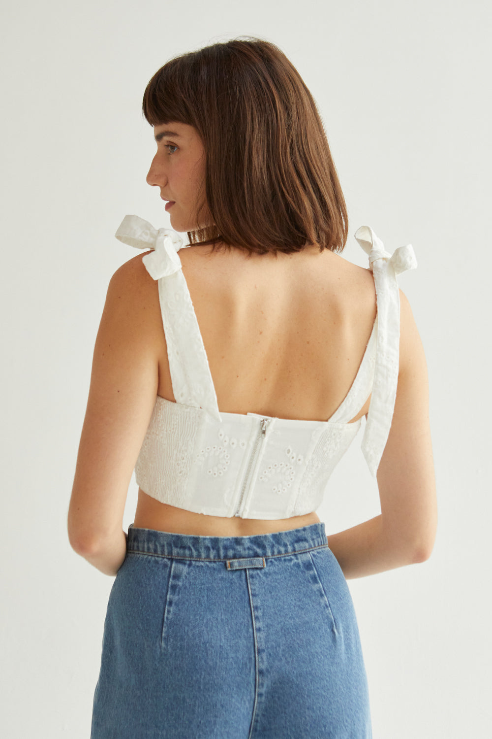 Haut court bustier à œillets pour femme avec liens à nouer aux épaules et smocks