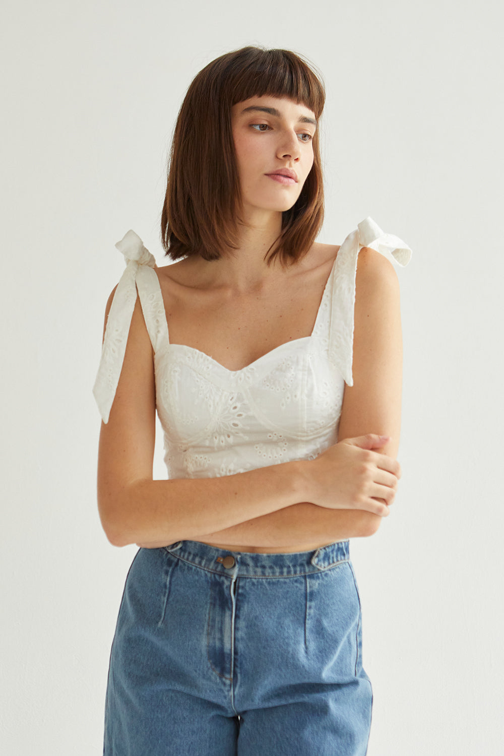 Haut court bustier à œillets pour femme avec liens à nouer aux épaules et smocks