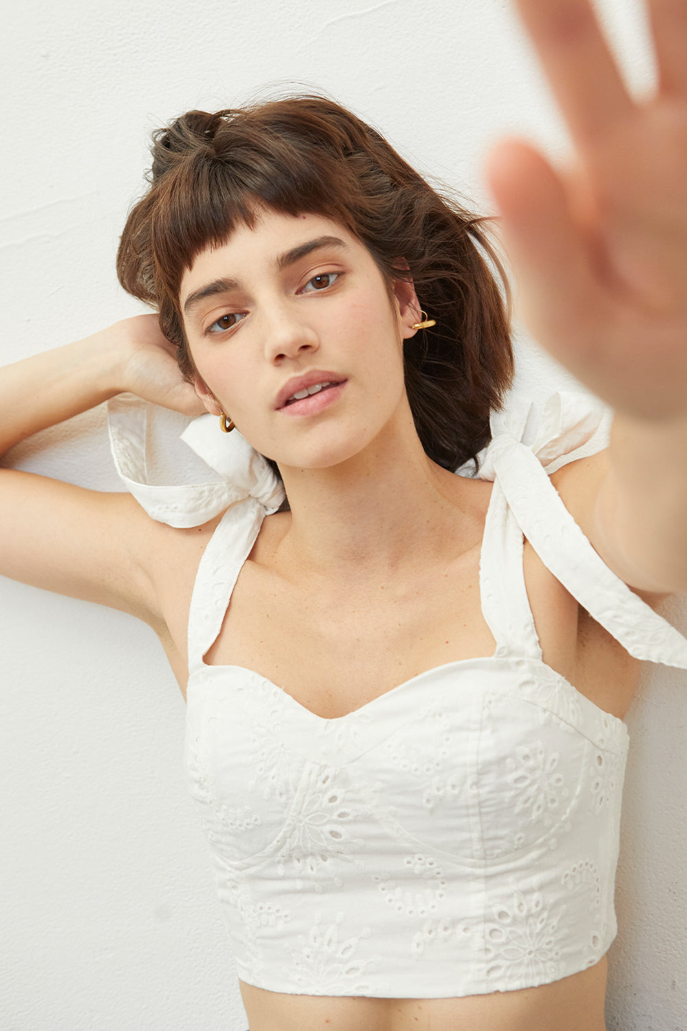 Haut court bustier à œillets pour femme avec liens à nouer aux épaules et smocks