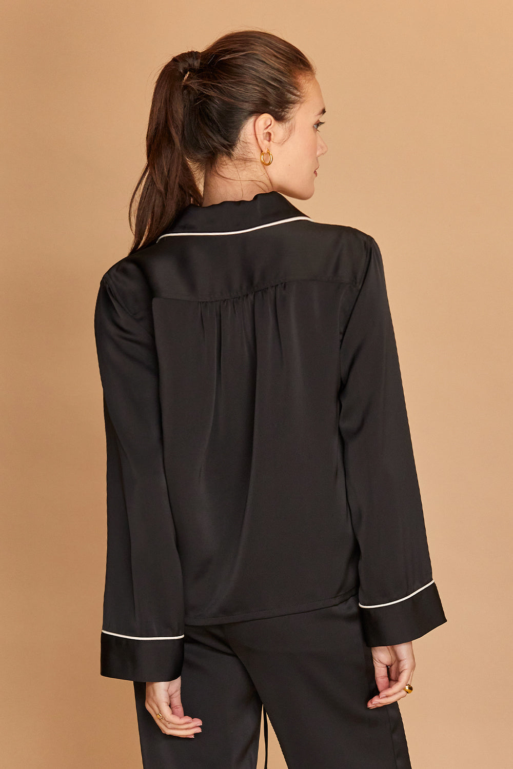 Haut de pyjama en satin à manches longues avec col à revers cranté
