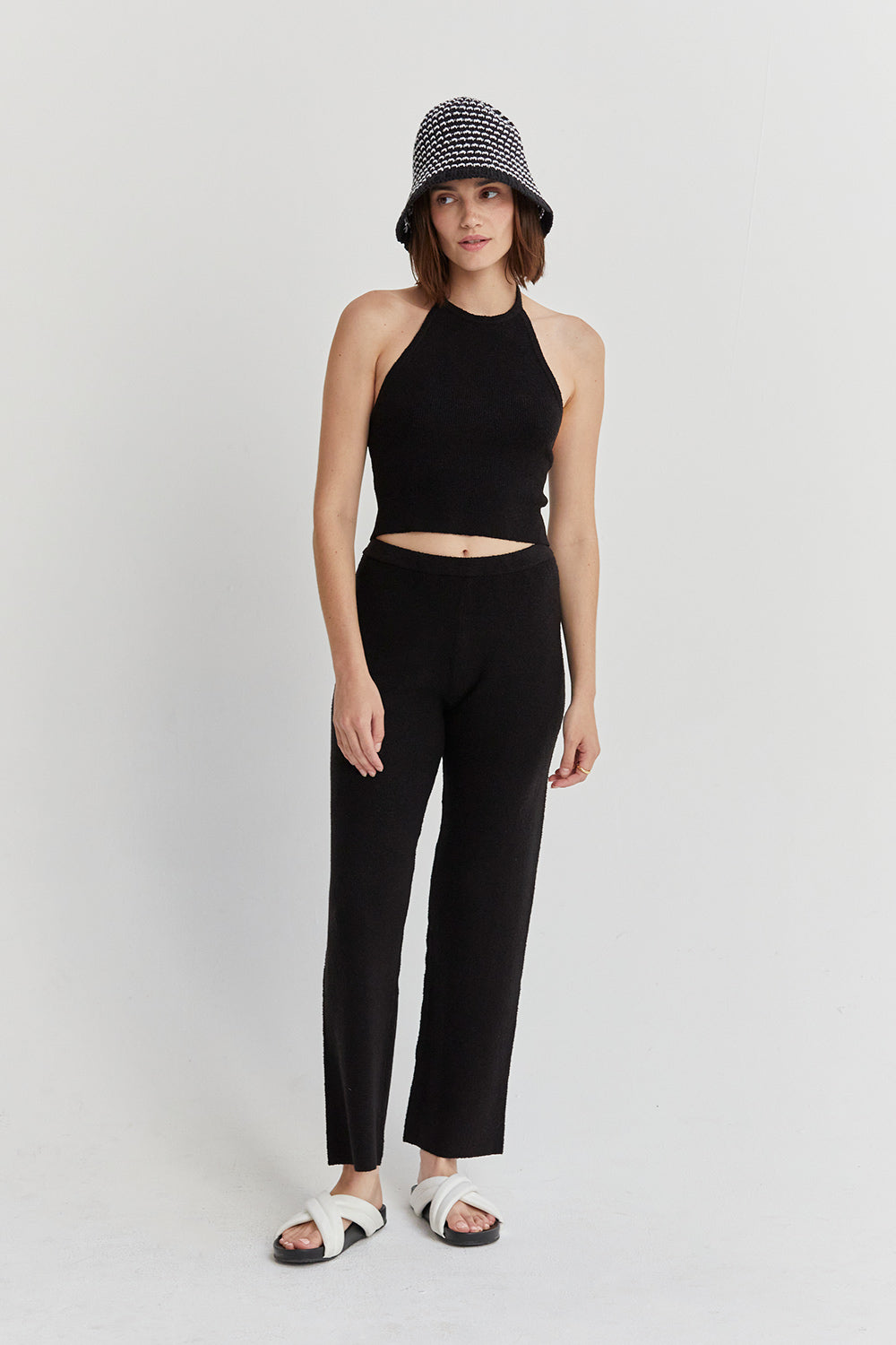 Ensemble deux pièces en maille avec pull à col halter et pantalon droit