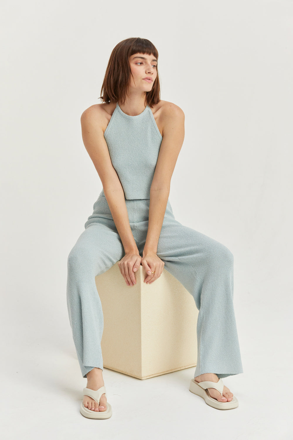 Ensemble deux pièces en maille avec pull à col halter et pantalon droit