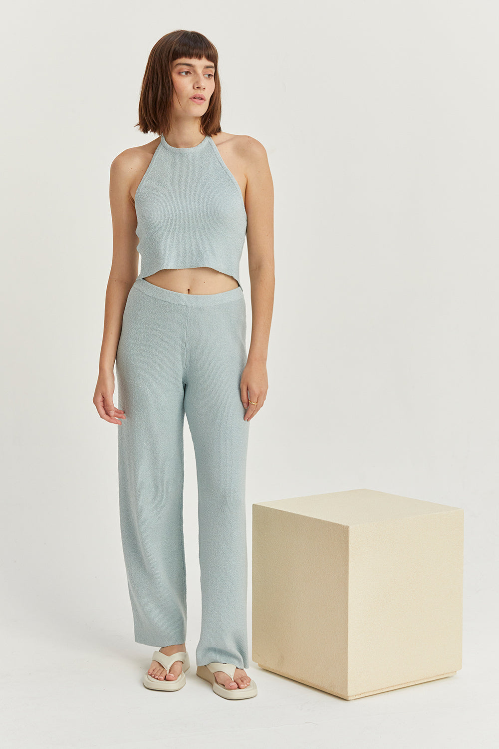 Ensemble deux pièces en maille avec pull à col halter et pantalon droit