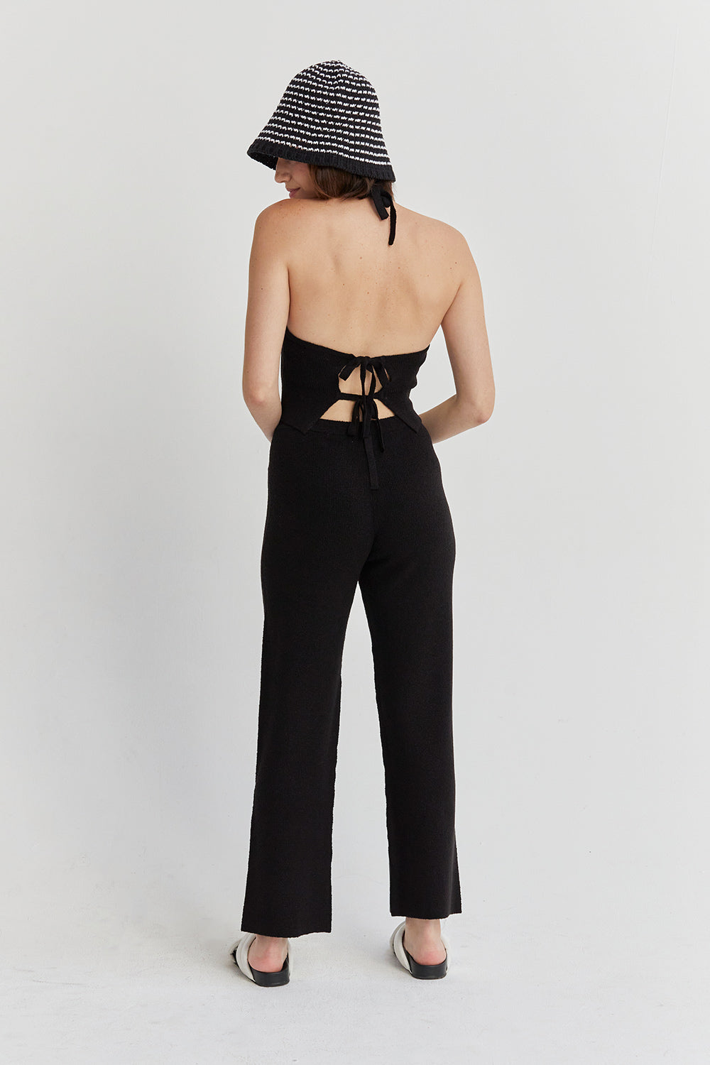 Ensemble deux pièces en maille avec pull à col halter et pantalon droit
