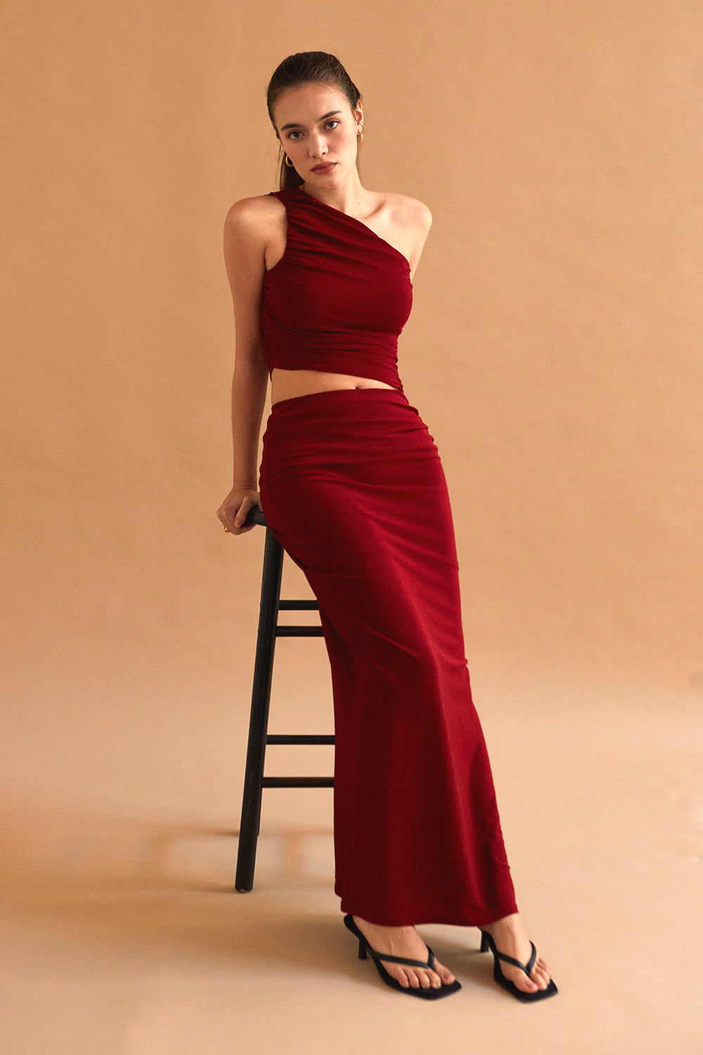 Ensemble top asymétrique en maille et jupe