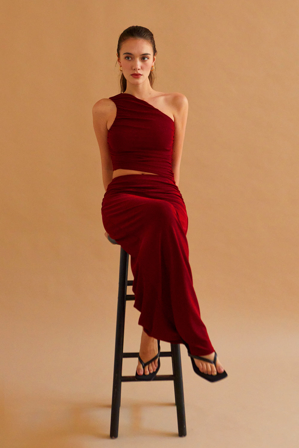 Ensemble top asymétrique en maille et jupe