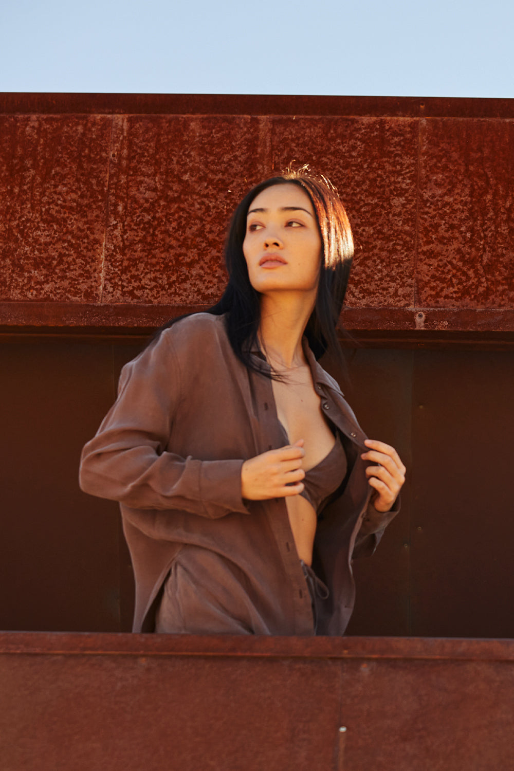 Ensemble deux pièces brassière et chemise boutonnée en cupro, coloris expresso