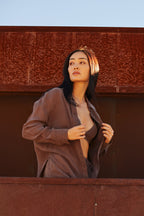 Ensemble deux pièces brassière et chemise boutonnée en cupro, coloris expresso