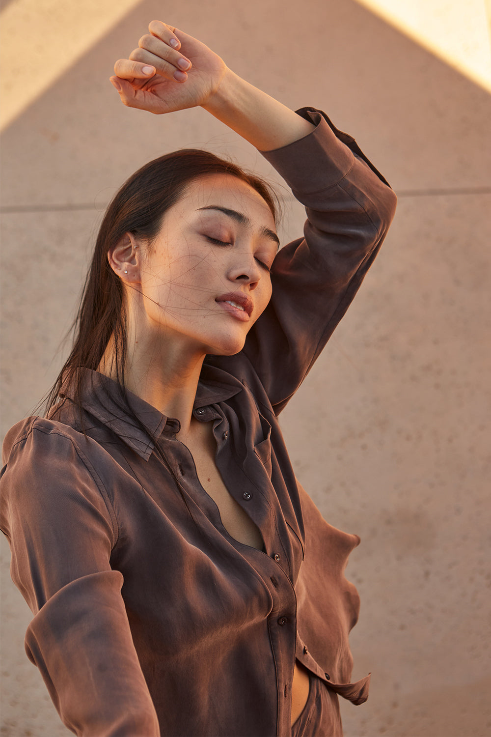 Ensemble deux pièces brassière et chemise boutonnée en cupro, coloris expresso